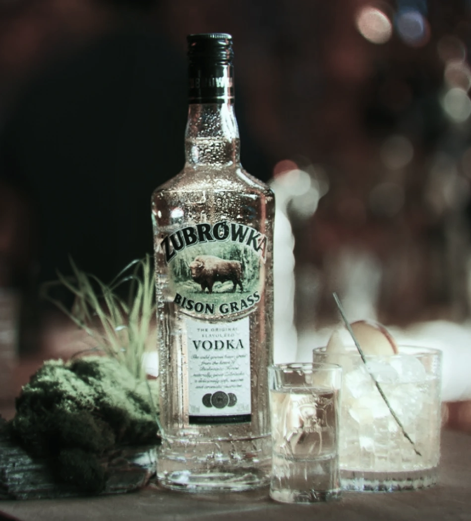Butelka Żubrówki Bison Grass na barze